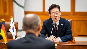 Bundeskanzler Friedrich Merz im Gespräch mit Lee Jae Myung, Präsident der Republik Korea.
