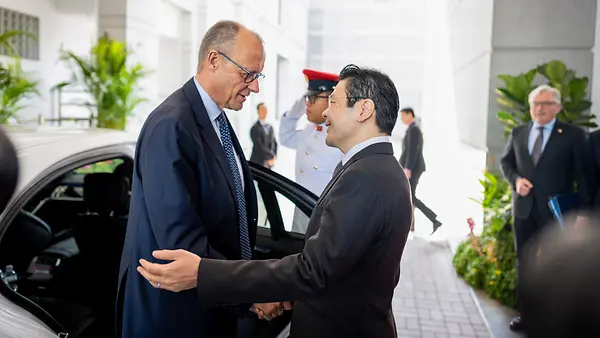 Bundeskanzler Friedrich Merz und Lawrence Wong, Premierminister von Singapur, schütteln sich die Hände.
