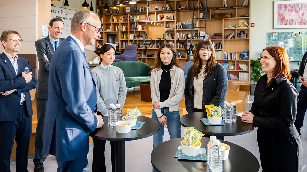 Bundeskanzler Friedrich Merz im Gespräch beim Besuch der In der Ewha Womans University.