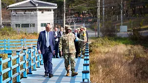 Bundeskanzler Friedrich Merz in Panmunjom.
