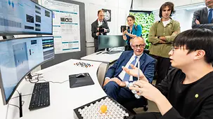 Bundeskanzler Friedrich Merz in Forschungszentrum für Quanten-Nanowissenschaft.