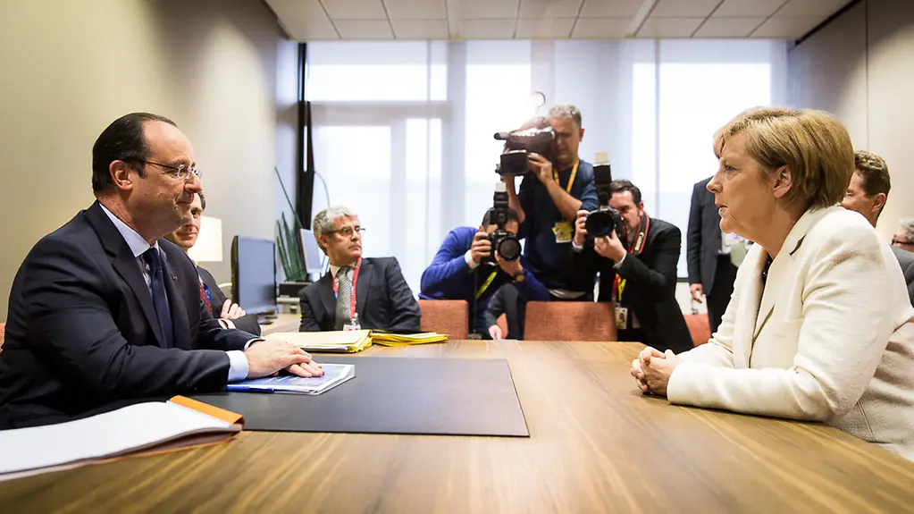 Bundeskanzlerin Angela Merkel bei einem Gespräch mit Francois Hollande.