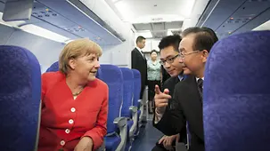 Merkel und Wen sitzen gemeinsam im Airbus.