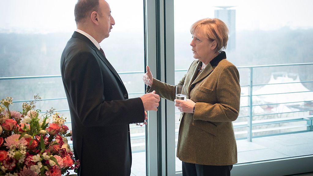 Bundeskanzlerin Angela Merkel unterhält sich mit dem Präsidenten Aserbaidschans, Ilham Alijew.