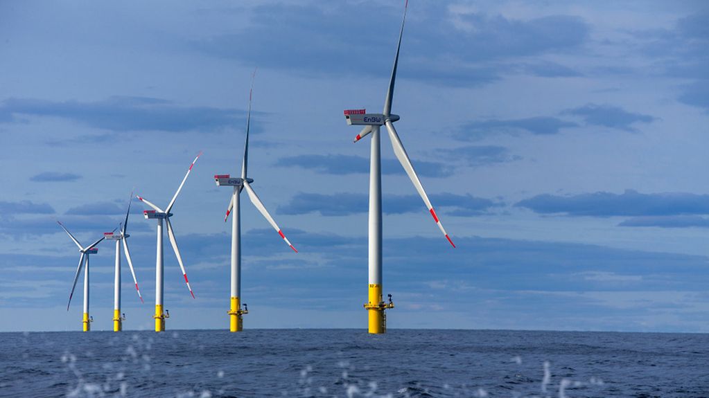 Windräder des Offshore-Windparks 'Baltic 2' in der Ostsee vor der Insel Rügen