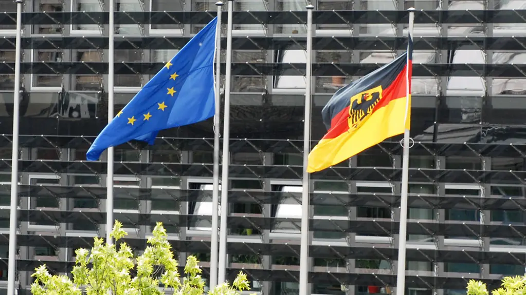 Die Fahne Europas und Deutschlands vor dem Presse-und Informationsamt der Bundesregierung,