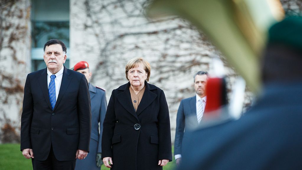 Angela Merkel en compagnie du Premier ministre libyen
