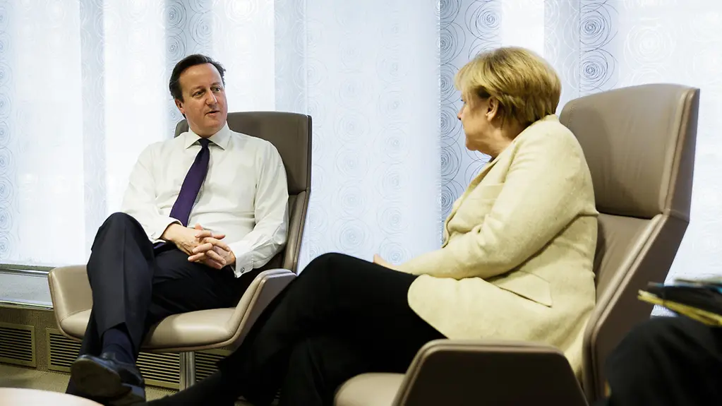 Bundeskanzlerin Angela Merkel im Gespräch mit Großbritanniens Premierminister David Cameron.