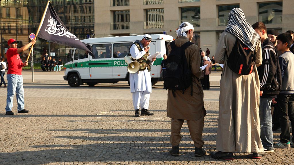 Salafisten demonstrieren in Berlin am Brandenburger Tor.