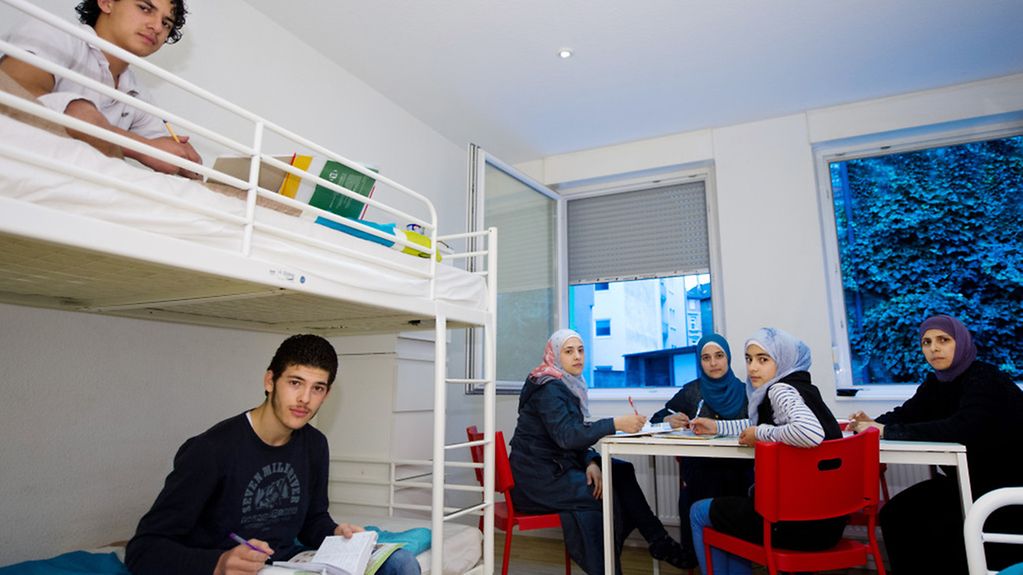 Eine syrische Flüchtlingsfamilie in Stuttgart (Baden-Württemberg) in ihrer provisorischen Unterkunft. Sieben Menschen leben in diesem Zimmer, das ihnen vom Sozialamt zur Verfügung gestellt wurde. Asyl, Asylbewerber
