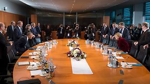 Bundeskanzlerin Angela Merkel und US-Präsident Barack Obama nehmen vor einem gemeinsamen Gespräch ihre Plätze gegenüber ein.