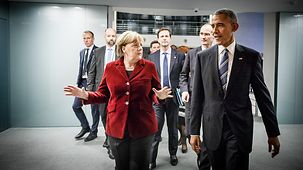 Bundeskanzlerin Angela Merkel und US-Präsident Barack Obama gehen zu einer gemeinsamen Pressekonferenz.