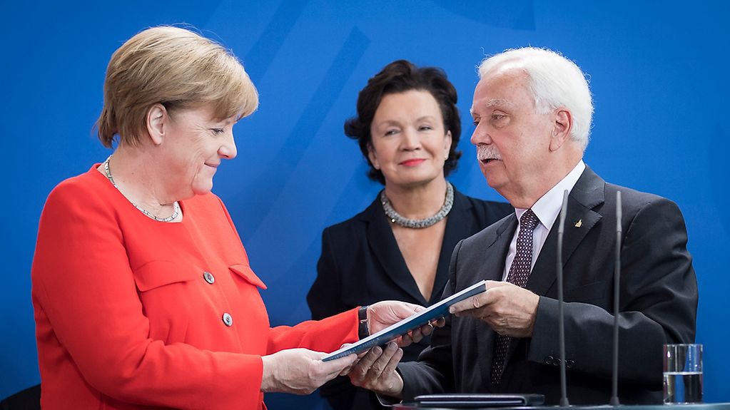 Bundeskanzlerin Merkel nimmt den Bericht des Normenkontrollrats entgegen.