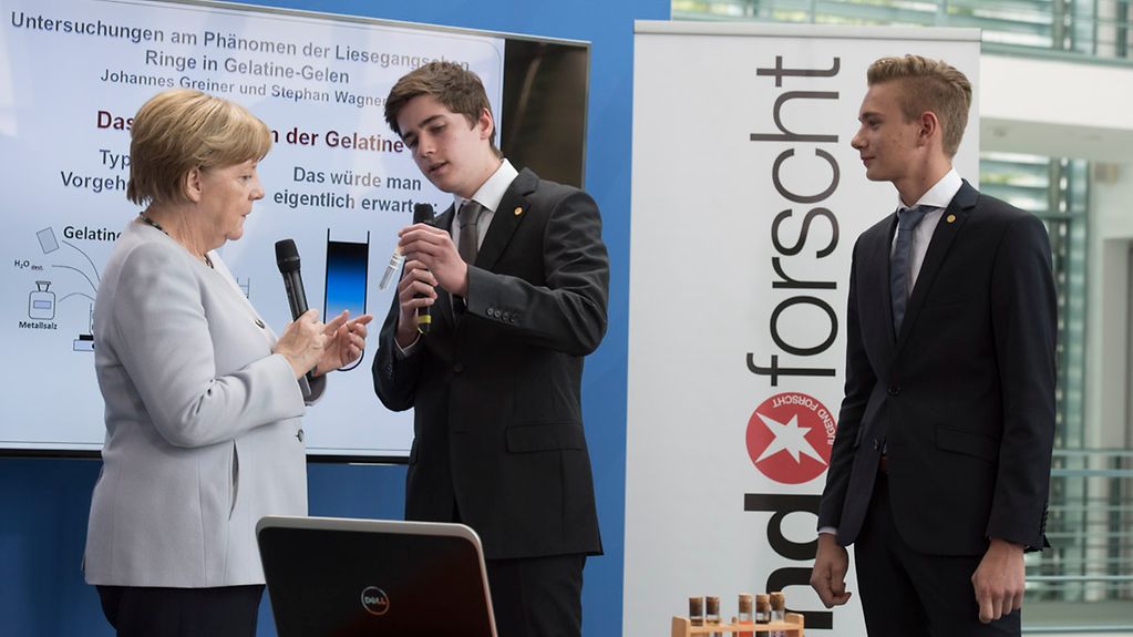 Bundeskanzlerin Angela Merkel mit Preisträgern des Wettbewerbs Jugend forscht.