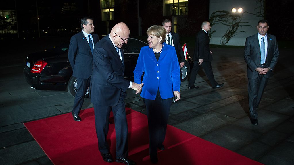 Chancellor Angela Merkel welcomes Prime Minister Tammam Salam in front of the Federal Chancellery.