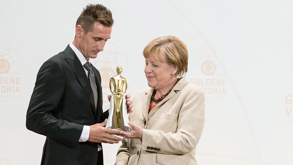 Bundeskanzlerin Angela Merkel verleiht die Goldene Viktoria für Integration an Fußballer Miroslav Klose