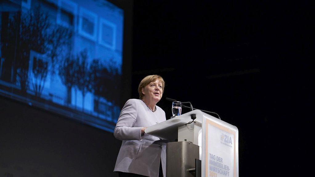 Bundeskanzlerin Merkel hält eine Rede beim Tag der Immobilienwirtschaft.