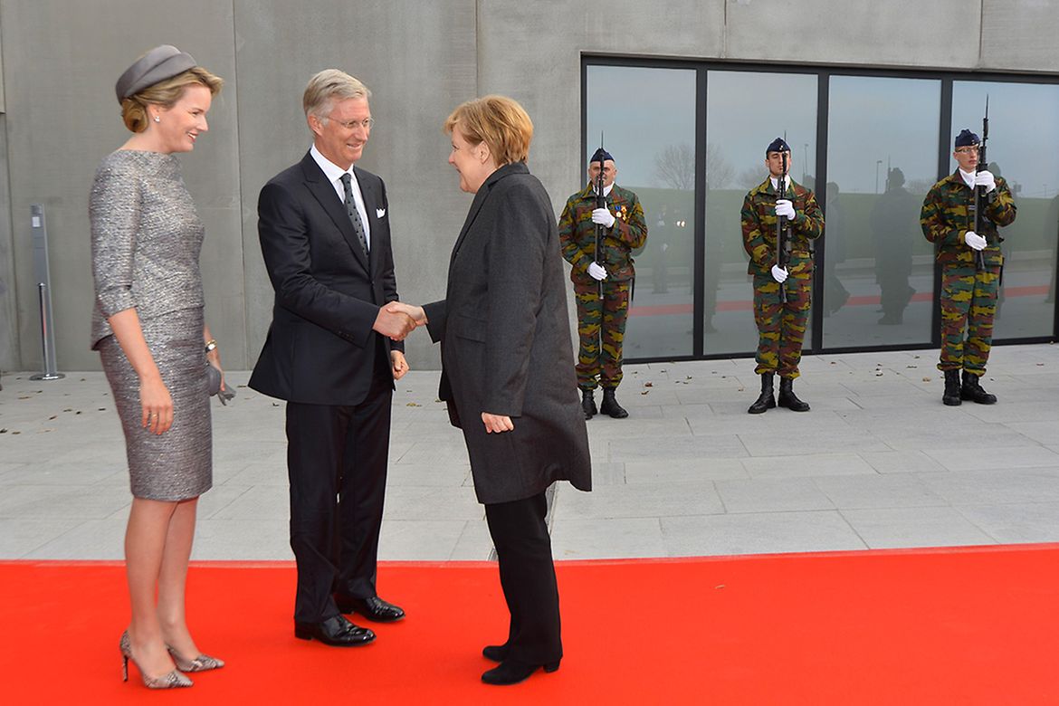 Bundeskanzlerin Angela Merkel wird vom belgischen Königspaar Philippe und Mathilde in Nieuwpoort begrüßt.