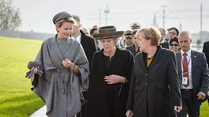 Bundeskanzlerin Angela Merkel im Gespräch mit Königin Beatrix der Niederlande und Königin Mathilde von Belgien.