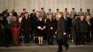 Bundeskanzlerin Angela Merkel beim Gedenken am Menentor.