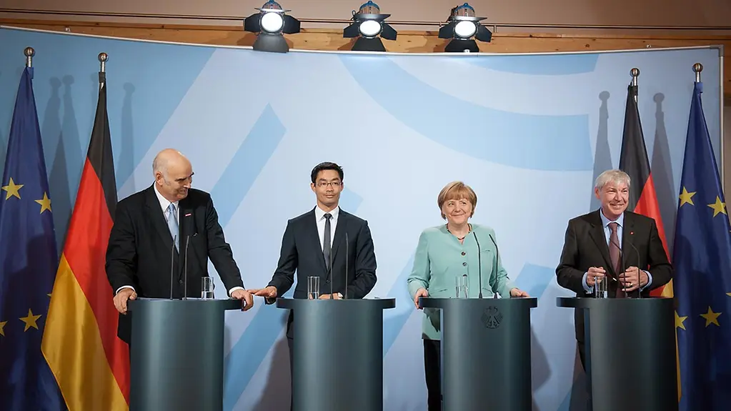 Merkel bei der Pressekonferenz mit ZDH-Präsident Kentzler, Wirtschaftsminister Rösler und dem DGB-Vorsitzenden Sommer