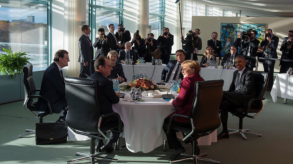 Bundeskanzlerin Merkel sitzt mit US-Präsident Obama, Italiens Ministerpräsident Renzi, Spaniens Regierungspräsident Rajoy, Frankreichs Präsident Hollande und Großbritanniens Premierministerin May zusammen.