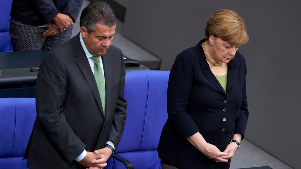 Bundeskanzlerin Angela Merkel im Bundestag neben Außenminister Sigmar Gabriel während einer Gedenkminute für den verstorbenen ehemaligen Bundeskanzler Helmut Kohl.
