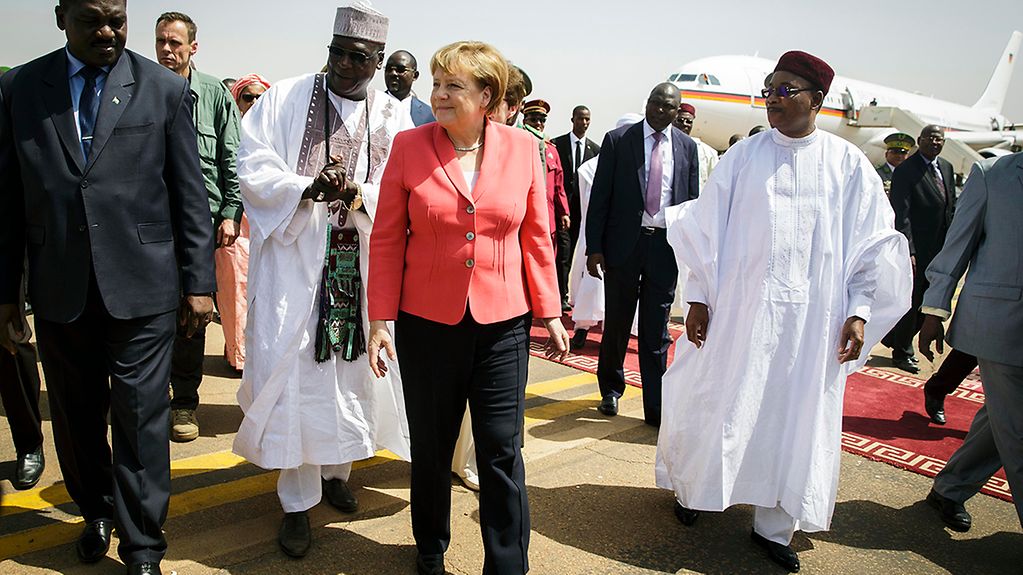 Bundeskanzlerin Angela Merkel wird auf dem Flughafen von Niamey von Issoufou Mahamadou, dem Präsidenten der Republik Niger, begrüßt.