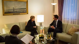 Bundeskanzlerin Angela Merkel im Gespräch mit dem niederländischen Ministerpräsidenten Mark Rutte.