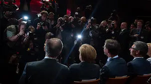 Bundeskanzlerin Angela Merkel mit dem niederländischen Ministerpräsidenten Mark Rutte im Blitzlicht der Fotografen.