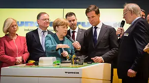 Bundeskanzlerin Angela Merkel auf der Hannover Messe an einem Stand.
