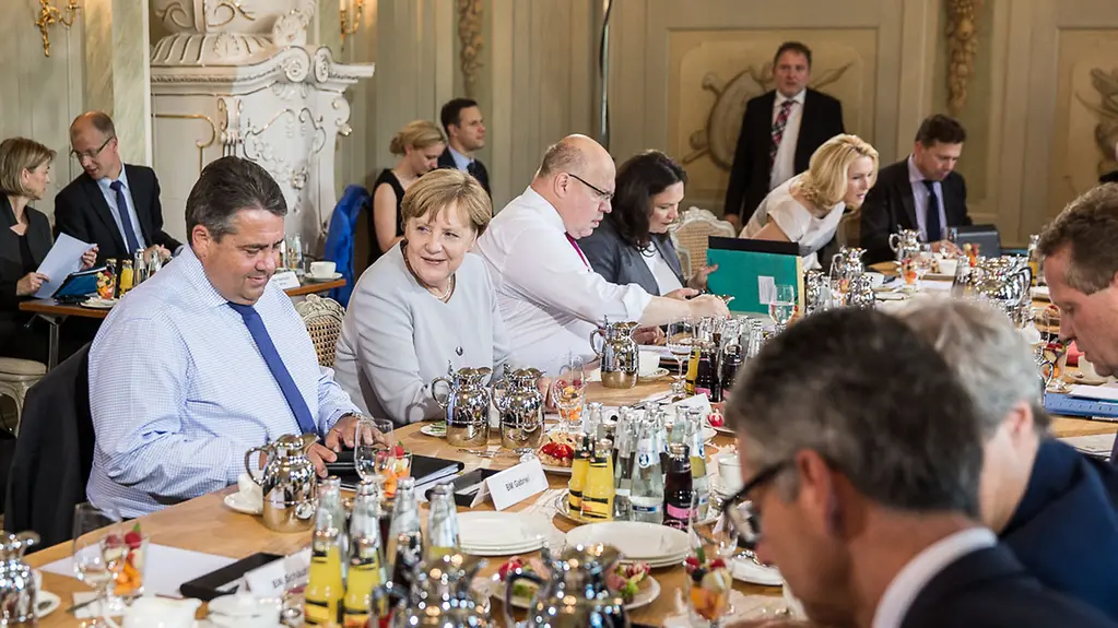 Kanzlerin Merkel im Gespräch mit Sozialpartnern im Gästehaus der Bundesregierung.
