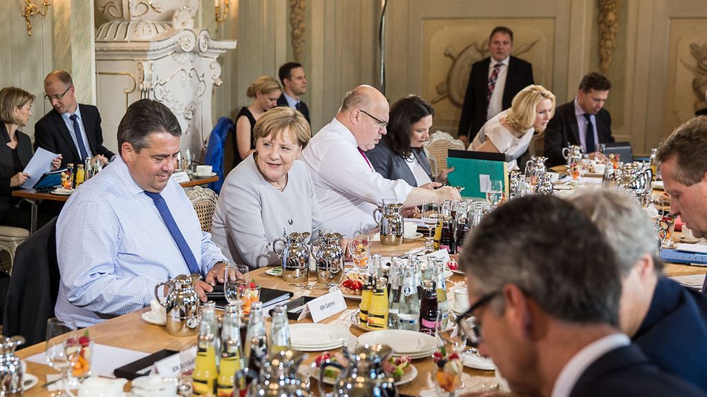 Kanzlerin Merkel im Gespräch mit Sozialpartnern im Gästehaus der Bundesregierung.