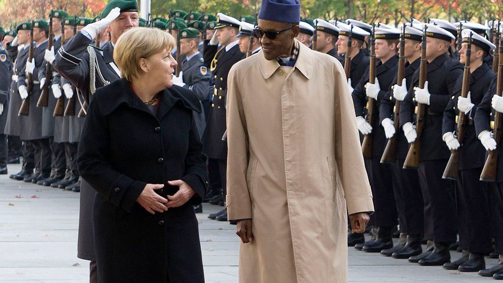 Bundeskanzlerin Angela Merkel begrüßt den nigerianischen Staatspräsidenten Mahammadu Buhari mit militärischen Ehren.