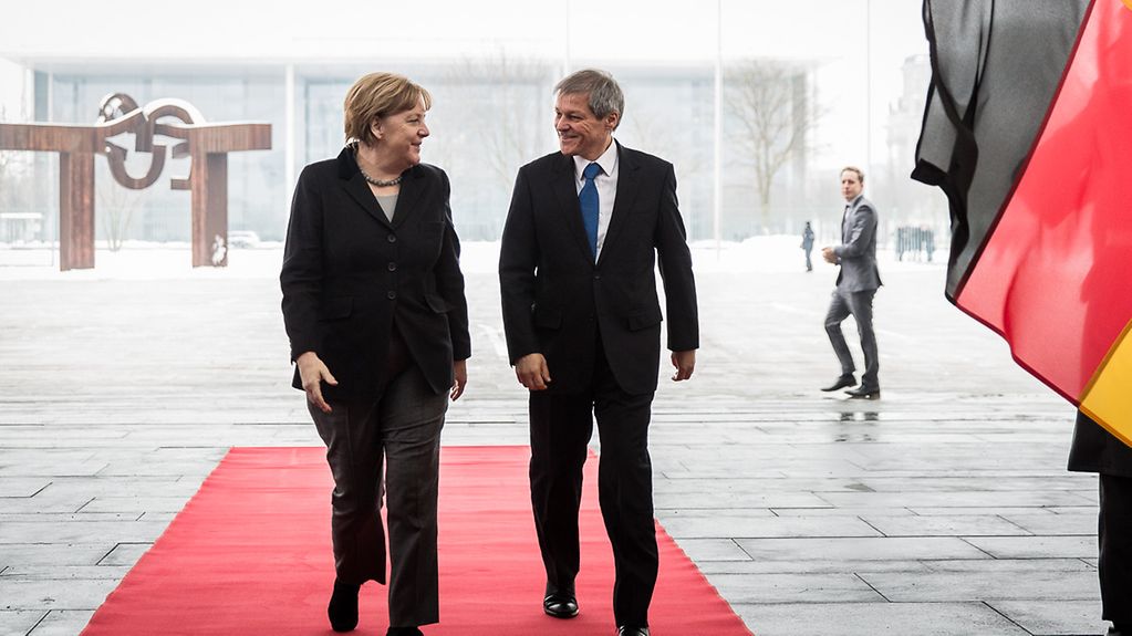 Chancellor Angela Merkel welcomes Romania's new President, Dacian Cioloș, to the Federal Chancellery.