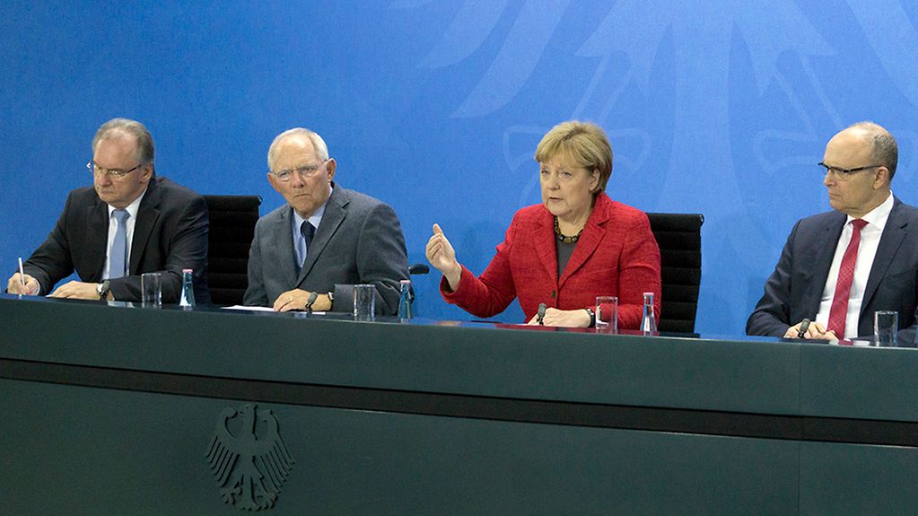 Bundeskanzlerin Angela Merkel spricht auf einer Pressekonferenz zum Länder-Finanzausgleich