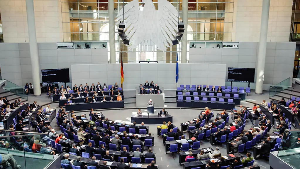 Bundesfinanzminister Wolfgang Schäuble spricht im Parlament