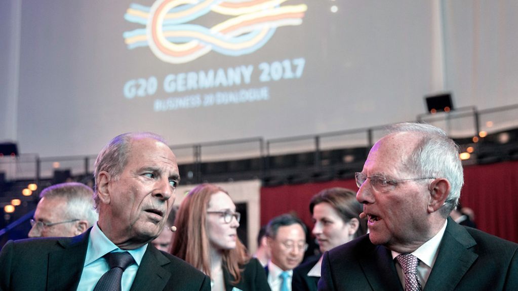 Bundesfinanzminister Wolfgang Schäuble und Gastgeber Jürgen Heraeus unterhalten sich beim 'Business20-Dialogforum in Berlin.