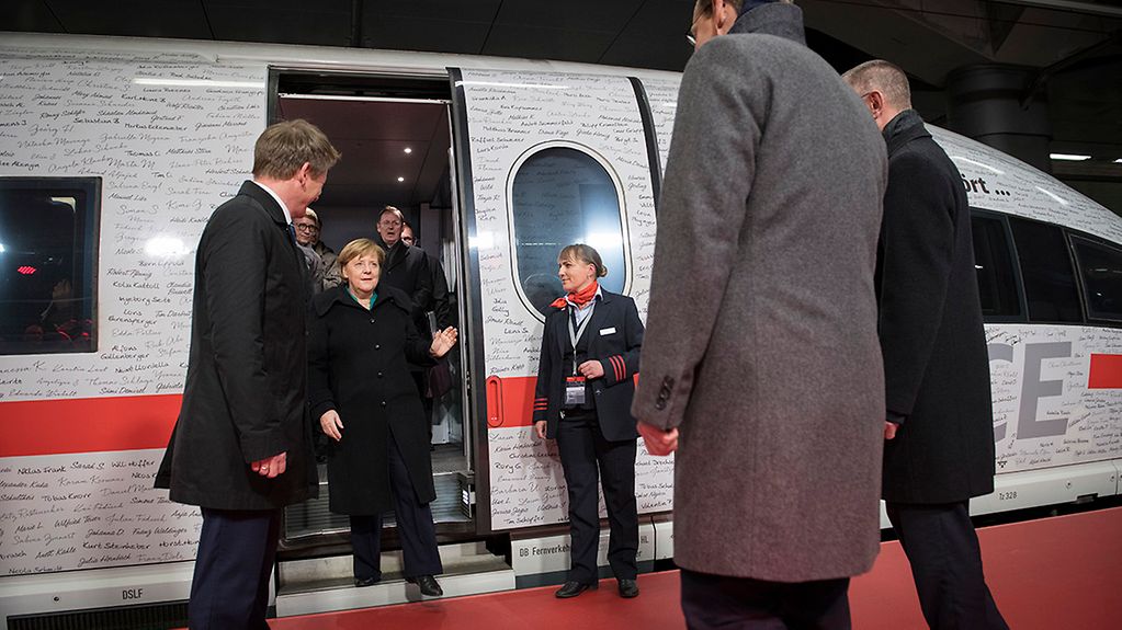 Bundeskanzlerin Angela Merkel steigt bei der Inbetriebnahme der Schnellfahrstrecke Berlin-München aus einem ICE.