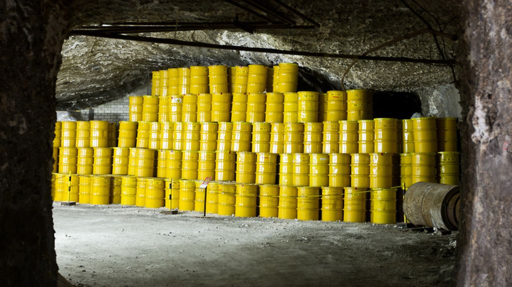 Gelbe Fässer für Atommüll stehen in rund 500 Metern Tiefe im Endlager für schwach und mittelradioaktiven Atommüll in Morsleben (Bördekreis).