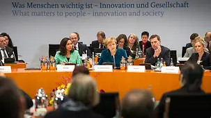 Bundeskanzlerin Angela Merkel spricht während der Diskussionsrunde.