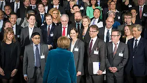 Bundeskanzlerin Angela Merkel begrüßt Teilnehmer des 2. Internationalen Deutschlandforums im Kanzleramt.