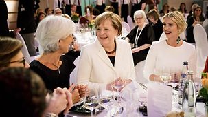 Bundeskanzlerin Angela Merkel (M.) im Gespräch mit Christine Lagarde, Direktorin des Internationalen Währungsfonds (l.), bei einem Galadinner im Rahmen des W20-Summits, in der HauptstadtreprÃ¤sentanz der Deutschen Bank (r. Ivanka Trump).