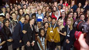 Bundeskanzlerin Angela Merkel (M. mit Communiqué mit allen Teilnehmerinnen im Rahmen des W20-Summit.