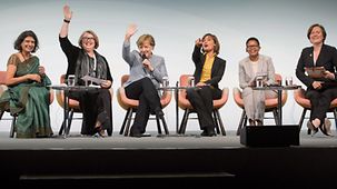 Bundeskanzlerin Angela Merkel (M.) bei einer Podiumsdiskussion mit Teilnehmerinnen des W20-Summit