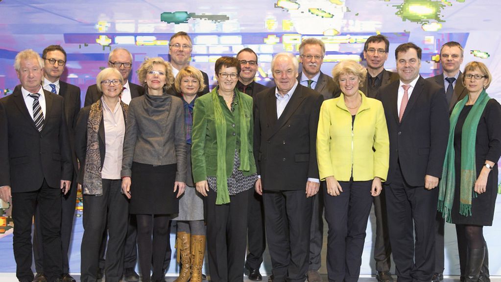 Gruppenfoto im Kanzleramt mit StM Monika Gruetters zu Beginn der Stiftungsratssitzung Deutsches Zentrum Kulturgutverluste.