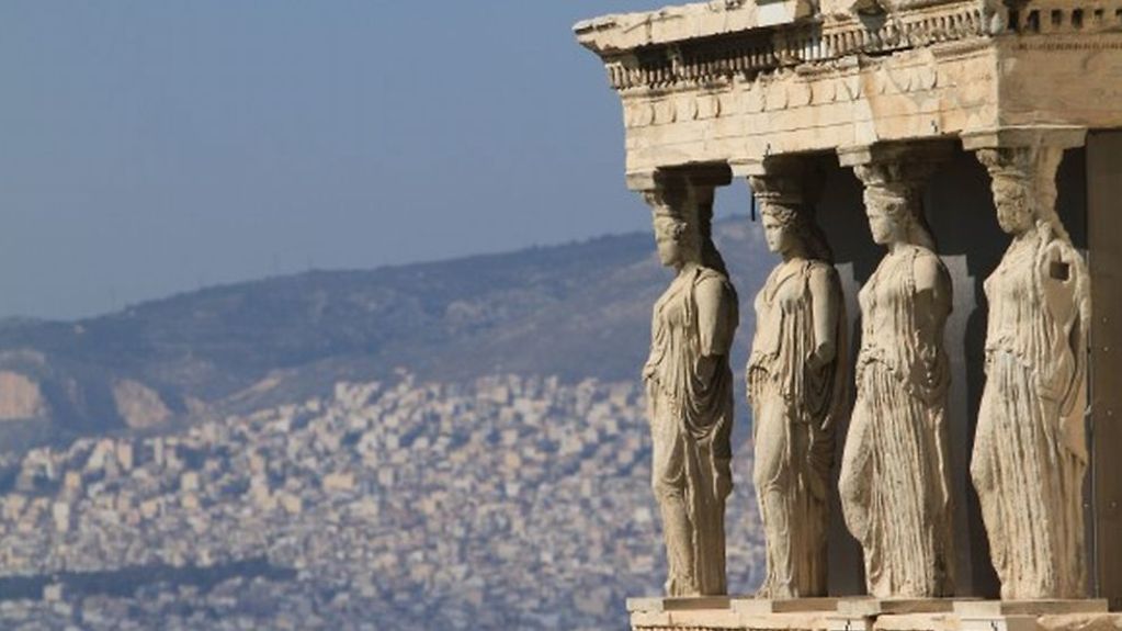 Athen - Akropolis Vorhalle des Erechtheion, die anstelle von Säulen von sechs überlebensgroßen Mädchenfiguren getragen wird.