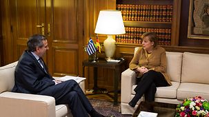 Bundeskanzlerin Angela Merkel und der griechische Ministerpräsident Antonis Samaras unterhalten sich.