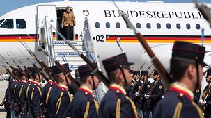 Bundeskanzlerin Angela Merkel steigt auf dem Flughafen in Athen aus der Regierungsmaschine.