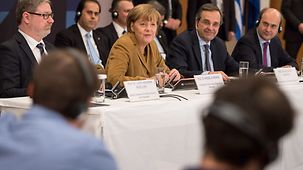 Bundeskanzlerin Angela Merkel und der griechische Ministerpräsident Antonis Samaras beim einem Gespräch mit griechischen und deutschen Wirtschaftsvertretern.